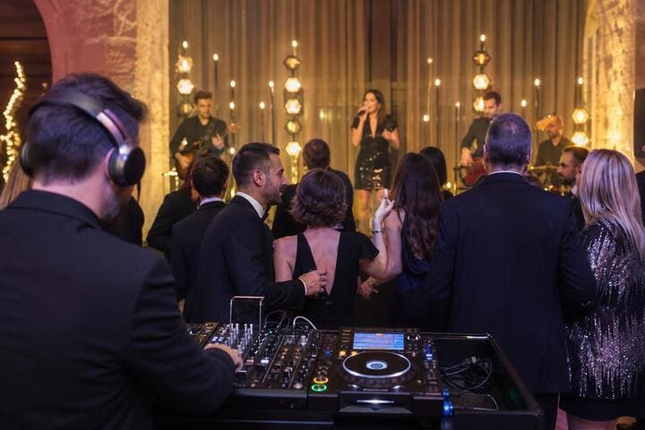 Come scegliere DJ, vocalist o band per il Capodanno in Trentino